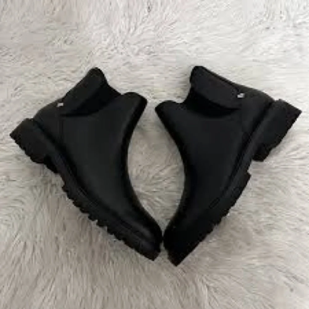 LABEL Black Chelsea Winter Boots with Rugged Sole one of the pull tags flawed